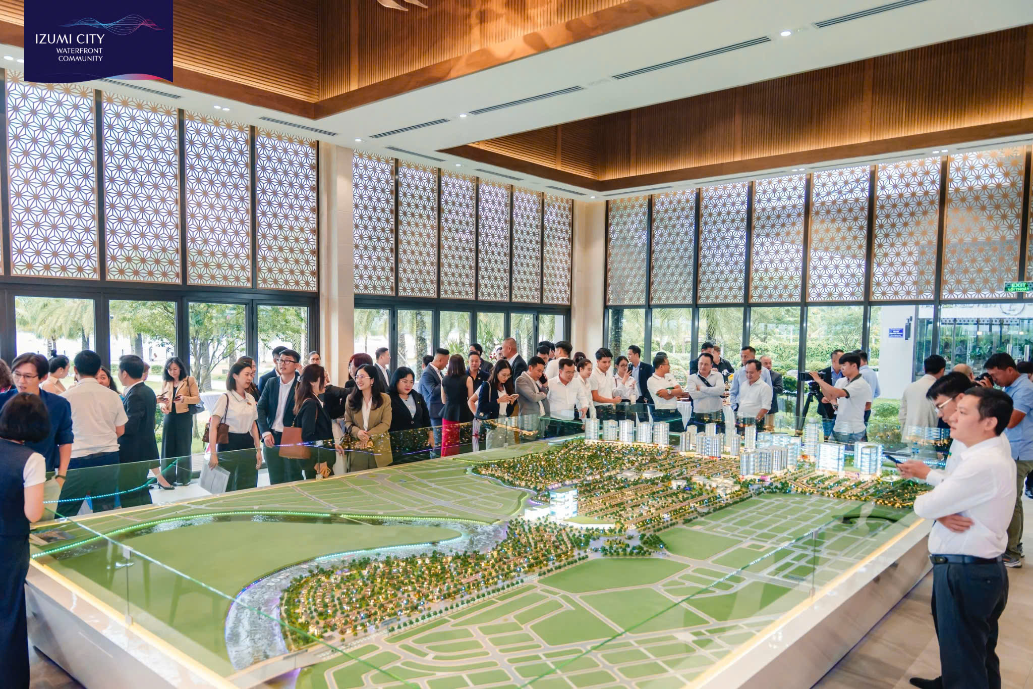 Khách tham quan sa bàn Izumi City khu đô thị Izumi Đồng Nai