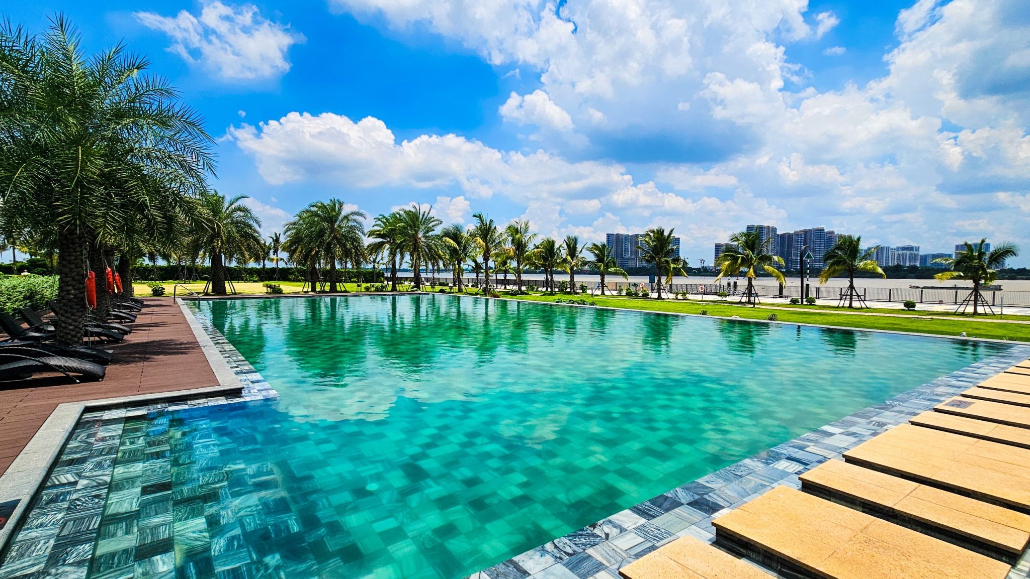 Bể bơi ngoài trời khu đô thị ven sông Dinh thự Izumi Nam Long