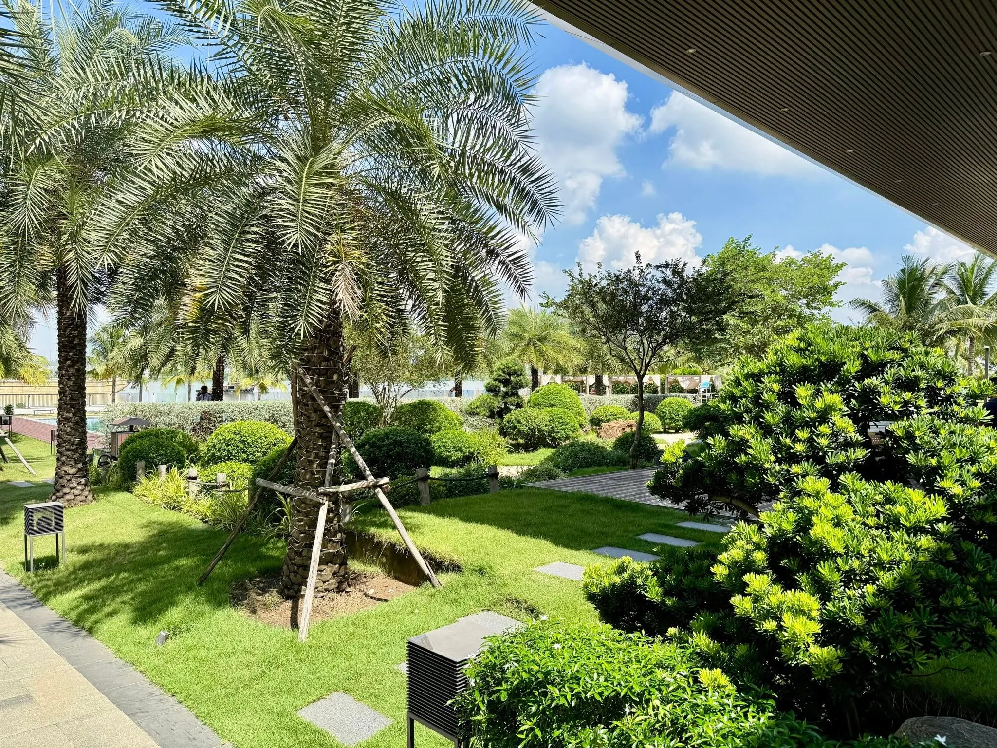 Nhà phố vườn ven sông Izumi Canaria